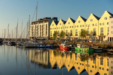 Sue Pfleger: Morgensonne am Hafenrand